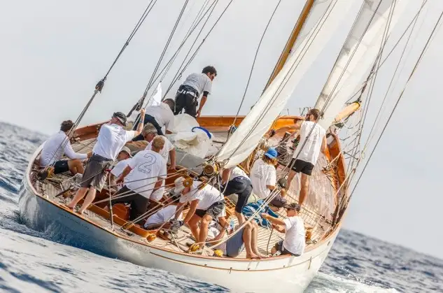Los dos Big Boat protagonizaron una espectacular llegada en el puerto de Mahón, separados por sólo 15 segundos. Kelpie (1903), Cippino (1949), Argos (1964) y Lohengrin (1974) lideran la regata de barcos de época del Club Marítimo de Mahón y el Real Club Náutico de Barcelona tras la primera jornada (Foto Nico Martínez)