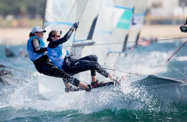 Támara Echegoyen y Berta Betanzos han escalado posiciones y se enfrentarán mañana al último día del Campeonato del Mundo de 49er FX desde el puesto ocho de la clase (Foto María Muíña)