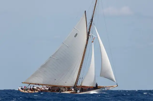 Moonbeam IV (1914) y Hallowe’en (1926) llegan empatados a puntos a la última jornada de la regata de barcos de época organizada por el Club Marítimo de Mahón en la clase Big Boats. Linnet (1905) se coloca primero en Época Cangreja y Cippino (1949) tiene prácticamente asegurada la victoria en Época Marconi. Máxima emoción en Clásicos, con el Argos (1964) y el Guía (1967) igualados a puntos. Calima (1970) arrumba su undécimo triunfo en Espíritu de Tradición