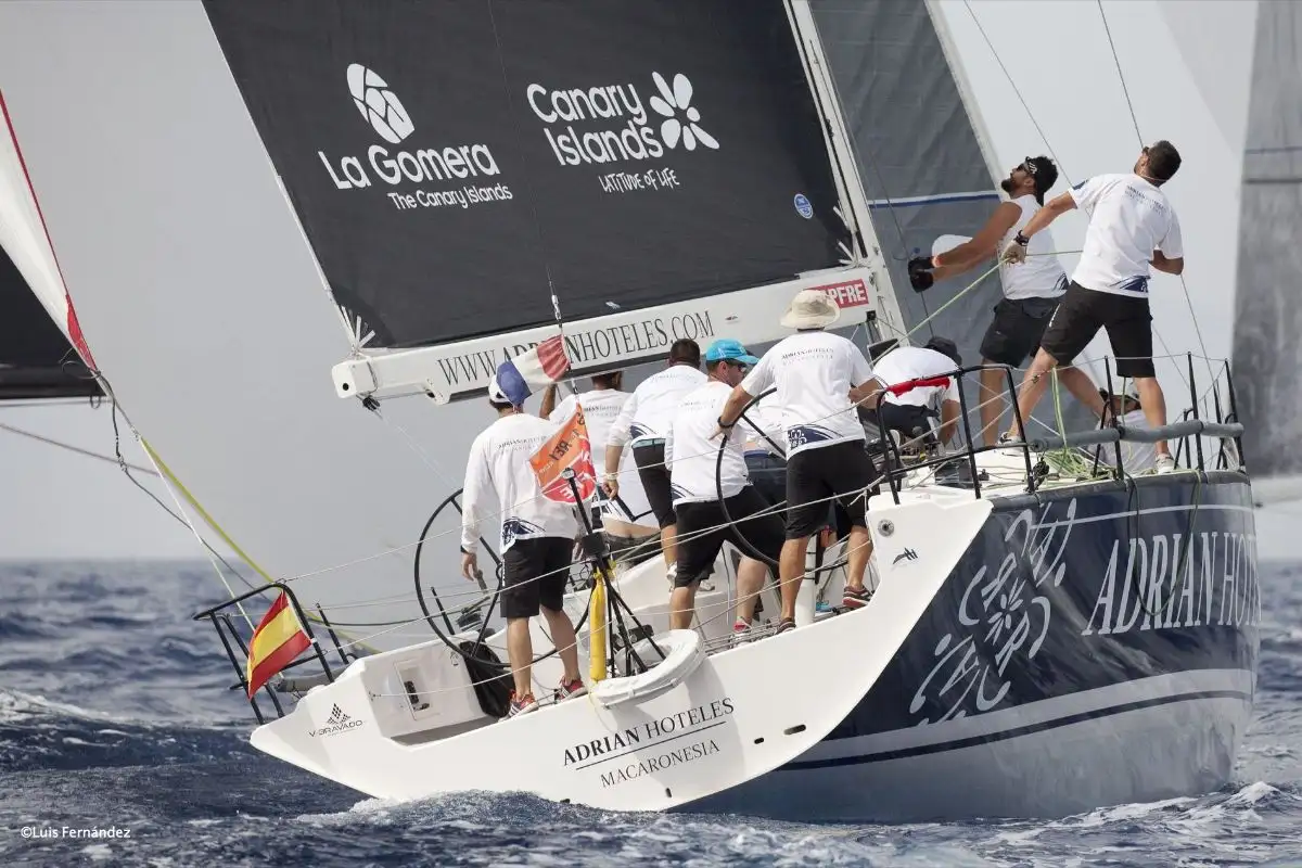 El Adrián Hoteles sufrió un incidente la última noche de la Regata Huelva-La Gomera. Foto: Archivo/Luis Fernández 