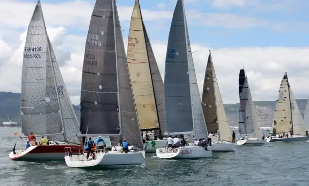La Copa Castro es un caso único en la vela española, ya que se trata de un trofeo donado por todo un pueblo, por Castro Urdiales, y adquirido por suscripción popular entre sus vecinos... realizado en plata, no ha quedado constancia del precio pagado a principios del siglo pasado, aunque la belleza de sus formas ha sido destacada a lo largo de los años por quienes la han podido conquistar