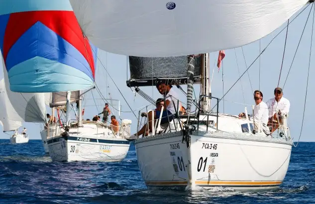 La regata se disputa este fin de semana, contando con más de 800 regatistas en competición que saldrán en dos bloques desde Torrevieja y Cartagena... para acabar en Cabo de Palos... en la primera jornada, once clubes, además de la implicación de varias administraciones y ayuntamientos (Foto Pep Portas)