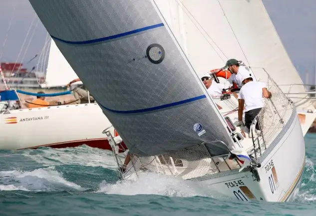 Torrevieja y Cartagena, con 80 barcos en total, ha cerrado la primera prueba bajo unas muy buenas condiciones de viento, de 12 a 19 nudos de intensidad de NE, en la que los favoritos no han fallado y se han colocado en el podio en las respectivas versiones Norte y Sur (Foto Pep Portas)
