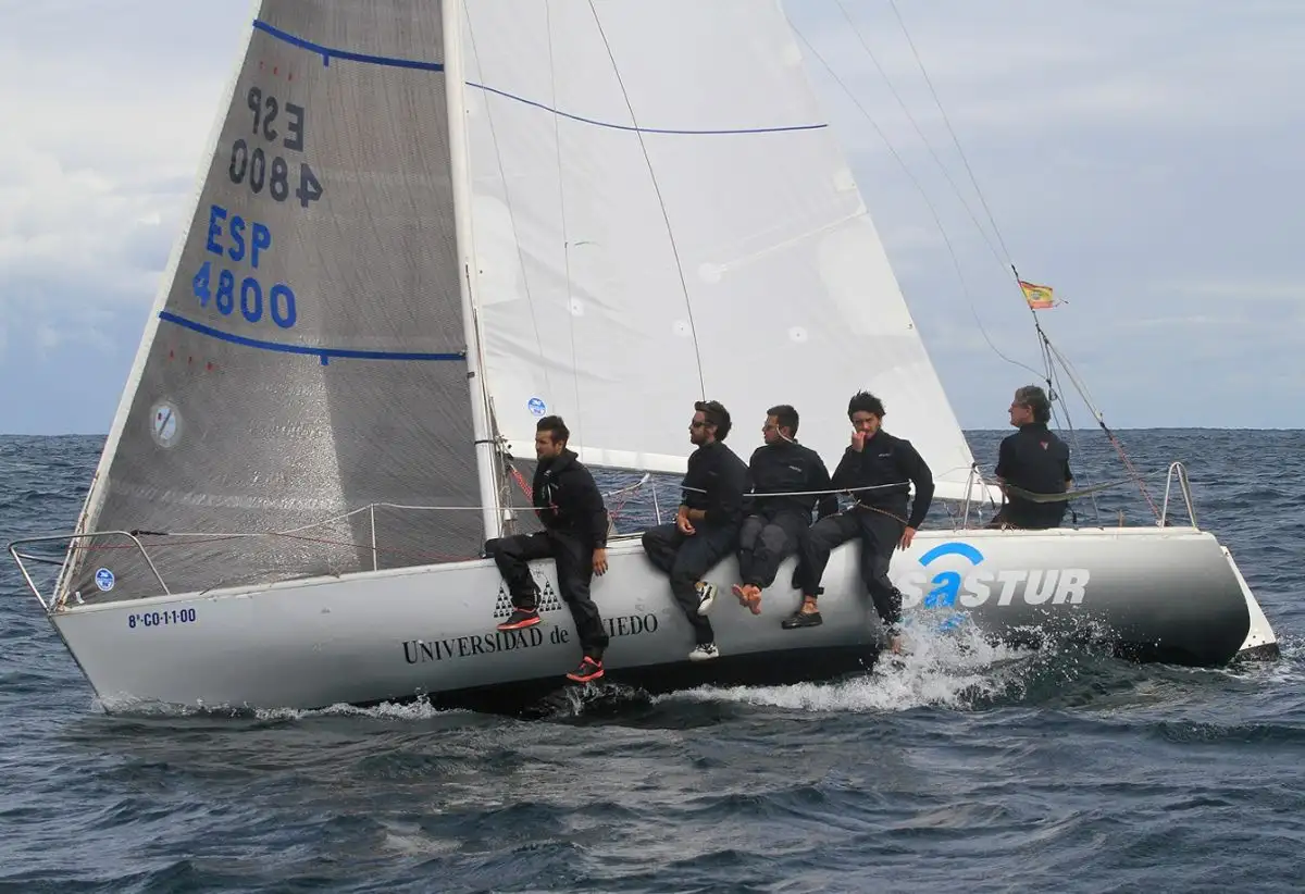 El Universidad de Oviedo-Grupo Isastur, de Roberto Álvarez Bucetas en la clase I y el Espumeru, de Daniel Ponte en la clase II, primeros líderes del XXIV Trofeo de Otoño de Cruceros, del Real Club Astur de Regatas (Foto Felix G.Muñiz)