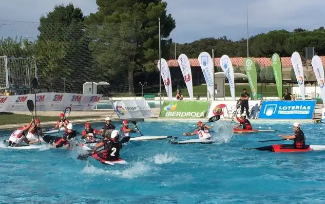Durante la ceremonia de entrega de trofeos del Campeonato de España de Clubes de kayak polo se ha rendido un homenaje a la selección española de la especialidad que recientemente se ha proclamado campeona de Europa