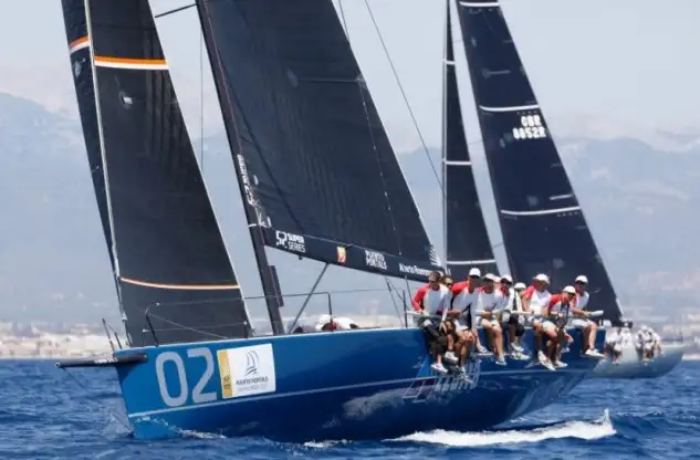 El barco de la Familia Roemmers gana la única manga disputada hoy. Las olas, los roles de viento y la lluvia impidieron cumplir con el calendario de la Menorca 52 Super Series Sailing Week (Foto Nico Martínez)