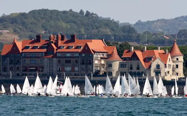 La regata en recuerdo del gran José Luis de Ugarte, una fiesta de la vela más joven en El Abra