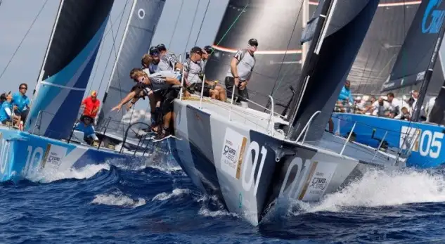 Platoon y Bronenosec ganan las dos mangas en otro complicado día en la Menorca 52 Super Series Sailing Week. Azzurra sigue de líder en las dos clasificaciones y los americanos se acercan (Foto Nico Martínez)