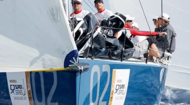 El barco italoargentino tiene siete puntos de ventaja sobre Platoon en la derradera jornada... En la Menorca 52 Super Series Sailing Week comparte liderato con Gladiator... hoy ganaron Quantum y Bronenosec (Foto Nico Martínez)