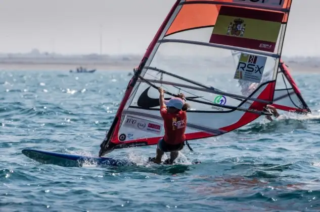 La ragatista sevillana luchará para conseguir una medalla en el Campeonato del Mundo de RS:X. El canario Ángel Granda se asegura el triunfo en categoría sub 21
