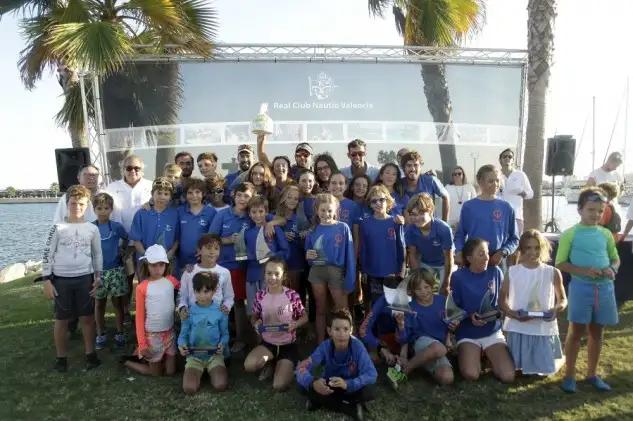 El madrileño Alfonso Moreno vence en optimist A, con Carlos Espí como campeón sub-13, Elba Martínez vencedora femenina y Adriana Castro, campeona sub-13 femenina... en optimist B, victoria para Sergi Soler en categoría absoluta y Lucía Espi, Fernando Puig y Claudia Antón, en categoría femenina, sub-11, y sub-11 femenina, respectivamente