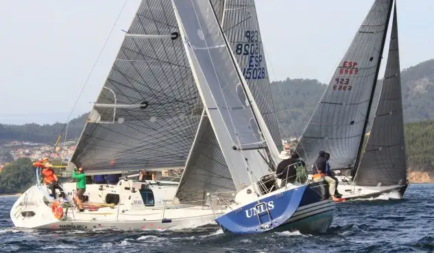 -Se alcanzaron los 40 barcos en el Trofeo Villa de Bouzas en una jornada que retrasó su comienzo en casi dos horas por el poco viento reinante hasta esos momentos en la ría de Vigo… después el viento sopló del norte y noroeste de 12 nudos toda la jornada (Foto Pedro Seoane)