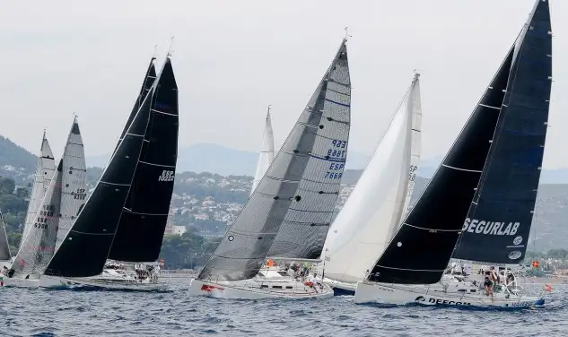 Buenas condiciones de viento en la primera jornada, con recorrido costero de 19,26 millas náuticas a los ORC 1 y ORC 2, tras salida se han dirigido a la playa de la Granadella, y de 13,02 para ORC 3 y ORC 4 con rumbo al ‘Escull de Portixol’, con llegada para todas las clases en las inmediaciones del Náutico de Dénia (Foto Pep Portas)