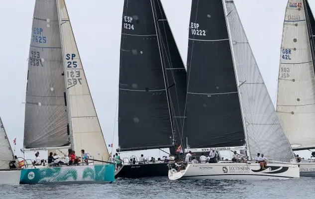 Tras la entrega de trofeos se han entregado las invitaciones, dos para el primer y segundo en ORC 1 y ORC 2 respectivamente en el programa “Alicante Puerto de Salida Pro-Am Race 1 y 2 del 15 octubre”. Las ocho invitaciones restantes se han sorteado entre todos los barcos participantes (Foto Pep Portas)