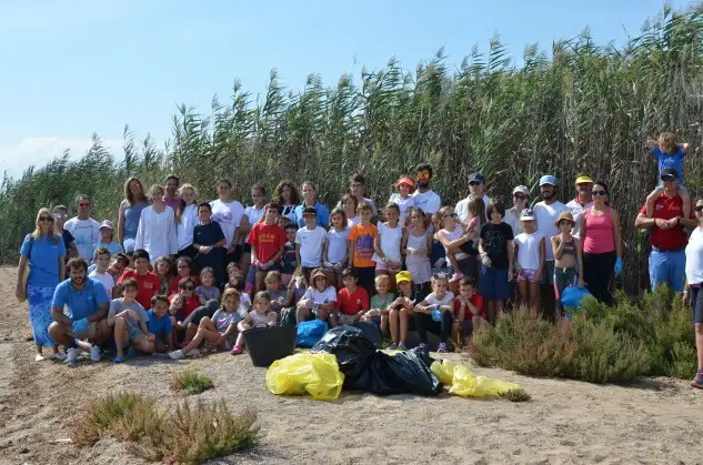 La doble campeona olímpica tuvo un encuentro en el Real Club de Regatas con técnicos, regatistas y padres, que al día siguiente para concluir ambas jornadas, se desplazaron a la playa de La Hita, donde acudieron casi un centenar de personas para hacer una limpieza de costas