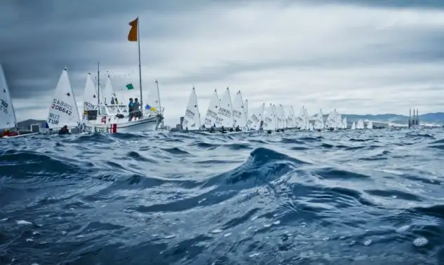 España ha conseguido situar a sus regatistas entre los mejores deportistas en las tres clases que compiten en el Campeonato de Europa de Laser en Barcelona (Foto Laura Carrau)