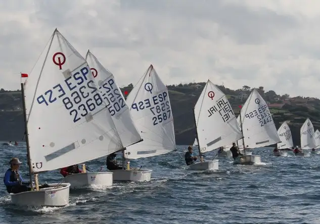 Confirmados en Gijón el líder de la clasificación masculina, el lusitano Mario Soares del Clube de Vela de Viana do Castelo, y la segunda y terceras femeninas, las viguesas Paula Rocha y Liang Jane del Club Marítimo de Canido (Foto Pedro Seoane)