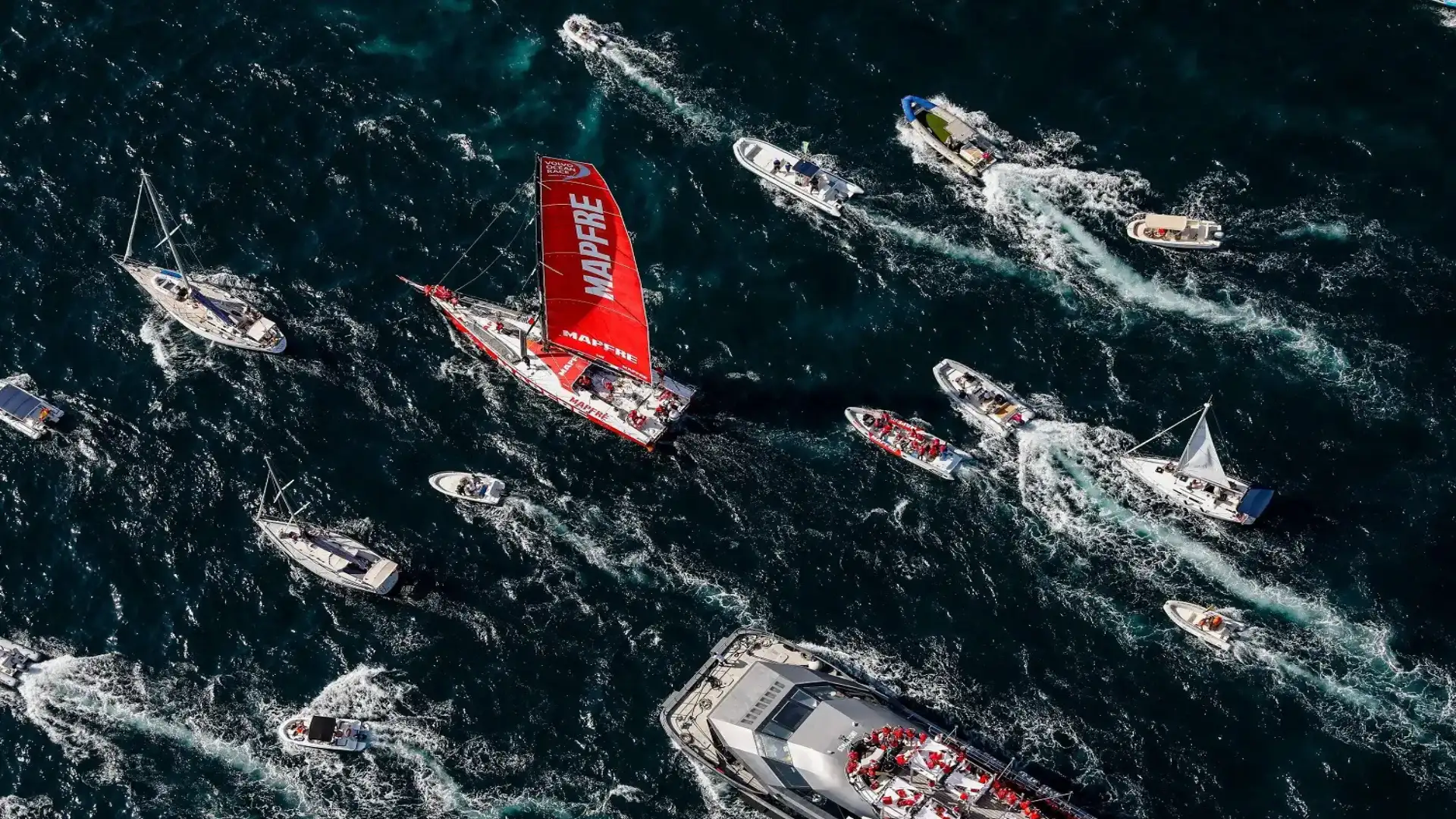 Mapfre vince nel prologo della Volvo ad Alicante in una giornata indimenticabile