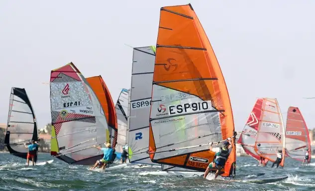 Tras el estreno de Division II en la jornada de viernes, hoy se han incorporado las clases Raceboard, Formula Windsurf, Open, Open Slalom y Open SUB14. Jornada marcada por la regata ‘costera’ a la isla Perdiguera como una de las novedades en el programa deportivo (Foto Pep Portas)