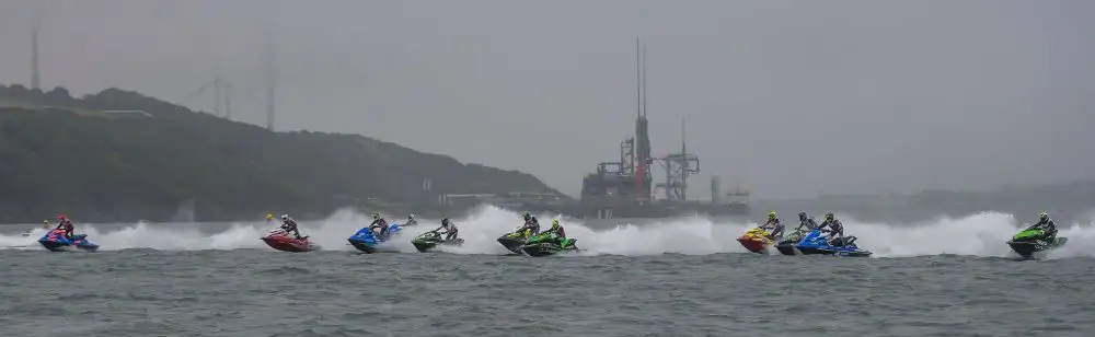 El espectáculo de las motos de agua llega a Port Balís. 