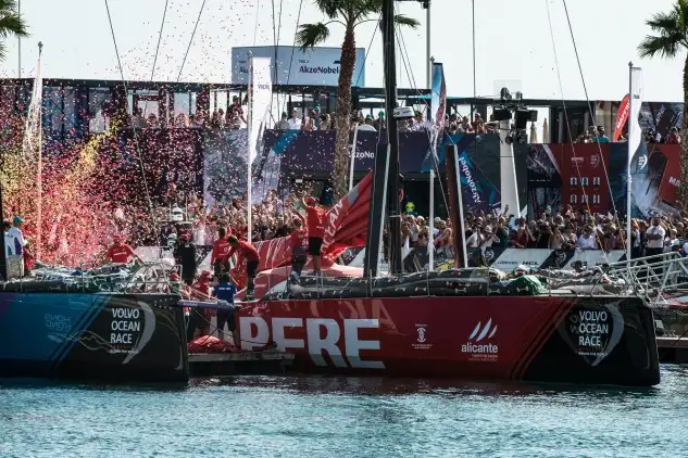Alicante da el pistoletazo de salida de la Volvo Ocean Race en una jornada cargada de sensaciones a flor de piel, nervios y reñida competición