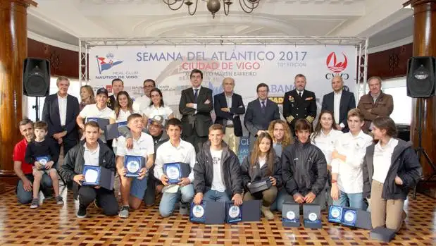 Foto de familia de los premiados en las clases del Martín Barreiro