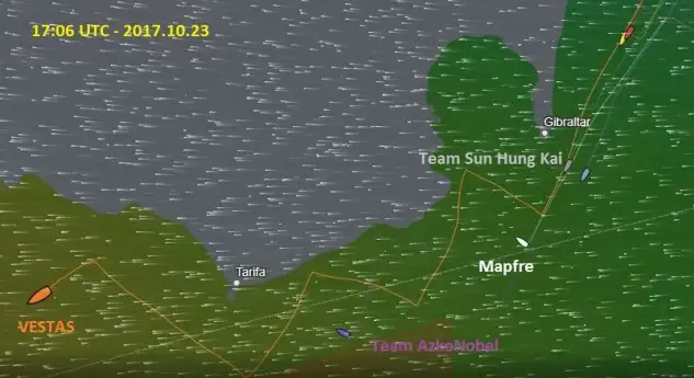 Esta es la situación a las 19.06 hora española, con la flota rebasando las aguas del Estrecho