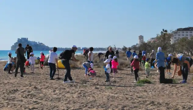 •Niños y adultos han participado en esta actividad solidaria para replantar las especies que habían desaparecido de las dunas por efecto de los temporales y la acción de los turistas