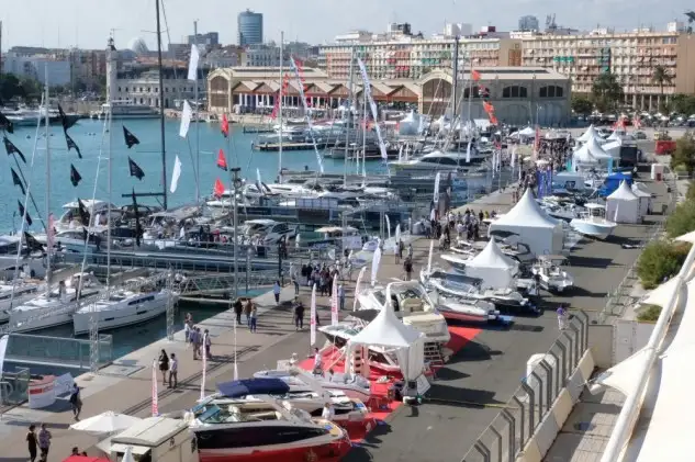 Más de 3.200 visitantes en la primera jornada del salón valenciano, un 60% más que en la jornada inaugural de 2016. ... el Salón ha aumentado en un 25% el número de embarcaciones en exposición y ha añadido 4.000 m2 de espacio expositivo a cubierto en el Tinglado nº2.