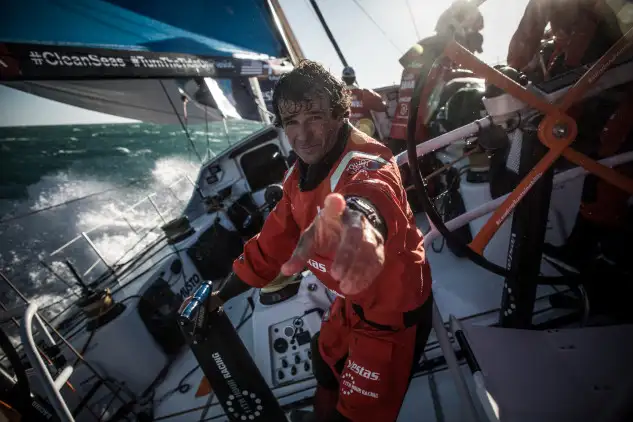 Chuny Bermúdez en el "Vestas" que navega a 15,4 millas, que es aproximadamente la velocidad de todos