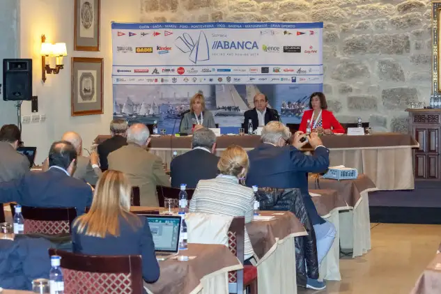 Las directoras generales de turismo de Galicia (Nava Castro) y de Baleares (Pilar Carbonell) con Víctor Montero (Foto Pedro Seoane)
