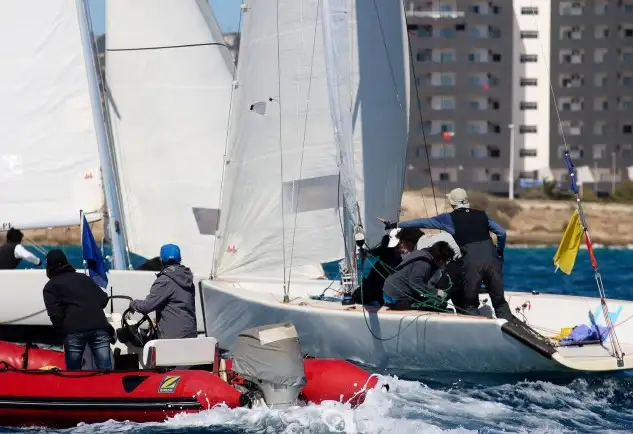 El Real Club Náutico de Calpe acoge este fin de semana, la regata de monotipo, barco contra barco, en la que competirán siete tripulaciones de la Comunidad Valenciana (Foto Pep Portas)
