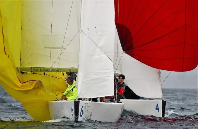 Las malas condiciones de viento solo han permitido completar un ‘fligt’ con las victorias de Calpe-2, Torrevieja y Valencia... la defensora del título, Calpe-1, se ha quedado sin poder debutar... el comité adelanta una hora para la segunda y última jornada, por lo que se va a intentar empezar las pruebas sobre las diez y media de la mañana (Foto Pep Portas)