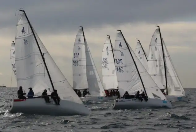 Excelente arranque de la tercera Serie de la regata de invierno del Real Club Náutico de Barcelona para monotipos J70 y J80; tres pruebas disputadas con buen viento y mucho sol ha hecho las delicias de regatistas y espectadores...las pruebas se han navegado con vientos del norte entre 10 y 17 nudos con rachas que han superado los 25
