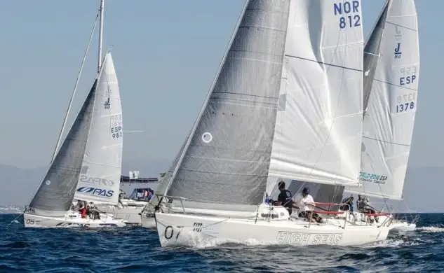 Tercer asalto al VII Circuito de J80 de Marina de Sotogrande-Land Rover... la flota de monotipos afronta este fin de semana la última cita del año con las espadas en alto