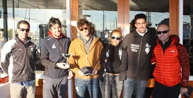 Tripulación de Rebuff, vencedores de J70 en la tercera serie