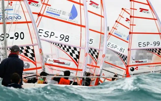La Regata del Real Club de Regatas de Alicante, ha supuesto la puesta en marcha del ranking de la Federación Valenciana en las clases europa, RS.X, raceboard, BIC techno 293 plus, BIC techno 293 sub-17 y BIC techno 293 sub-15, mientras que para 420 y laser radial ha supuesto la segunda cita puntuable (Foto Pep Portas)