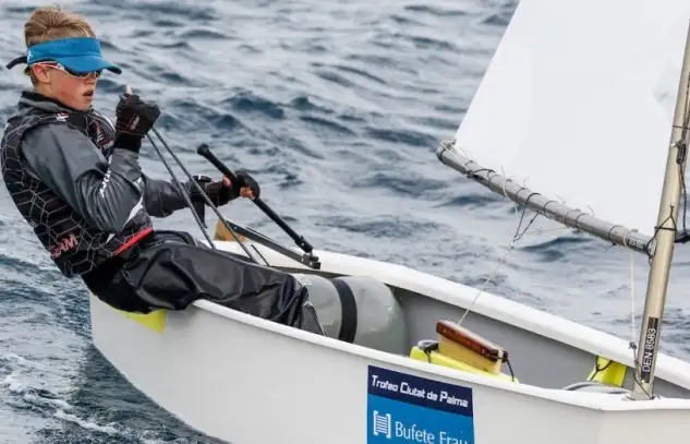 El danés Malthe Ebdrup busca su segunda victoria consecutiva Ciutat de Palma Bufete Frau... a mallorquina María Perelló cae a la cuarta posición en Optimist tras las dos mangas de la jornada y Pau Mesquida ve frustrado su asalto al liderato por una bandera negra... en el resto de clases están prácticamente decididos los vencedores... 428 deportistas de 14 países se citaron hoy en la bahía de Palma (Foto Martín)