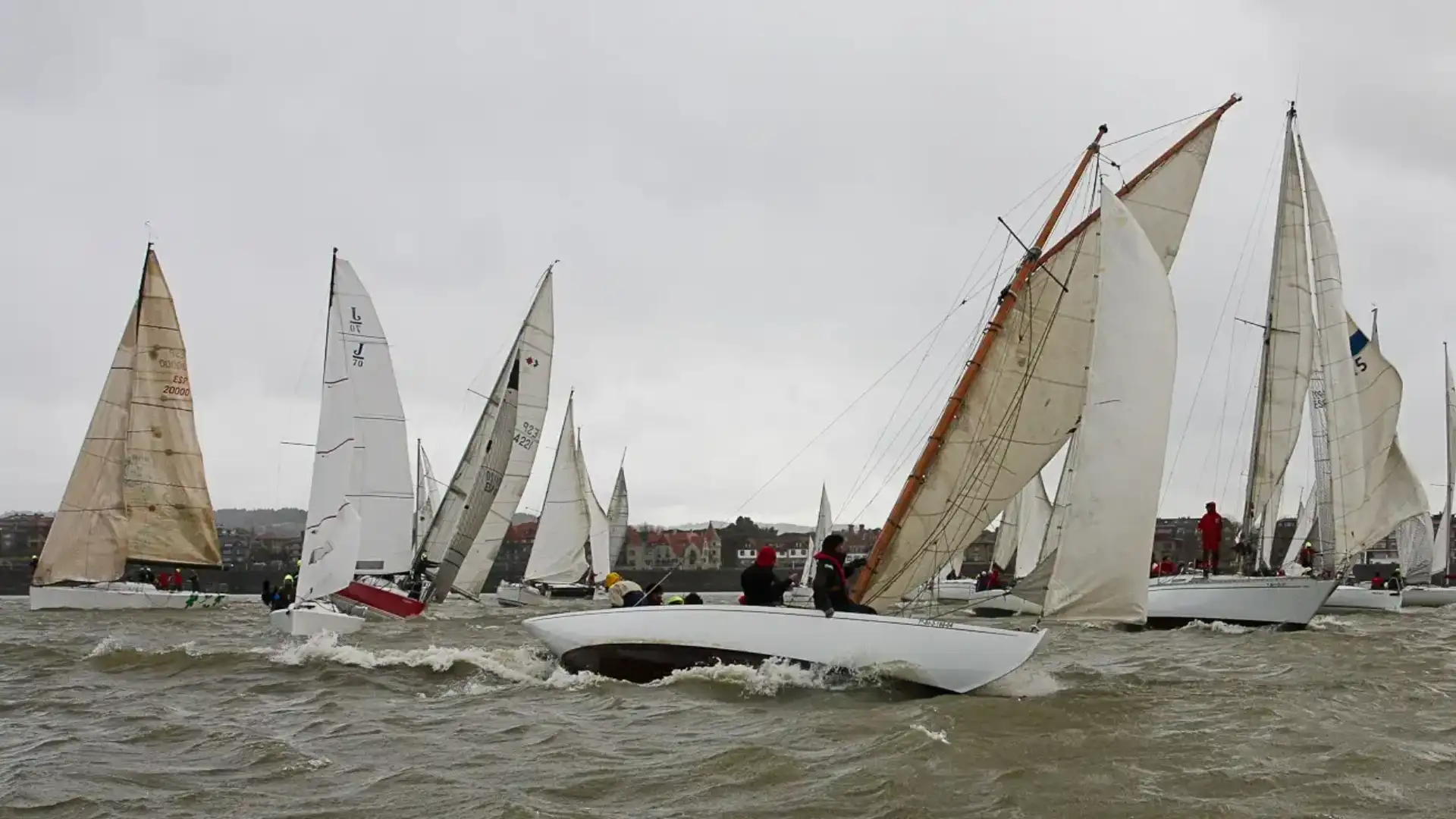 La Regata del Gallo incontra la tradizione chiudendo la stagione a Getxo