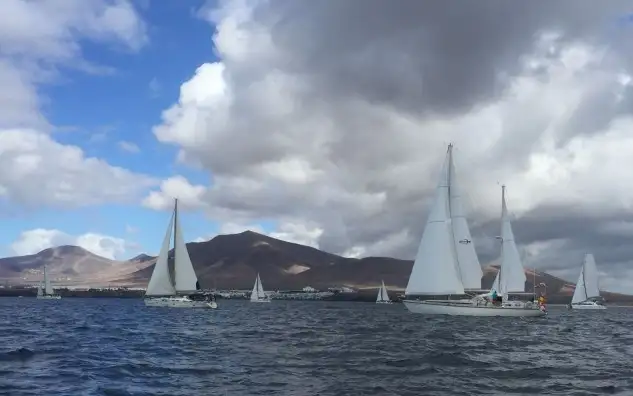 Una salida complicada, por las difíciles condiciones de viento rolón que se han encontrado los participantes y el Comité de Regata, debido a una ligera baja, con algo de nubosidad, producida por la situación eólica en el Sur de Lanzarote.