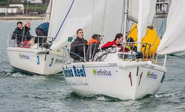 Baiona calienta motores con el Infinitus de J80 (Foto Rosana Calvo)