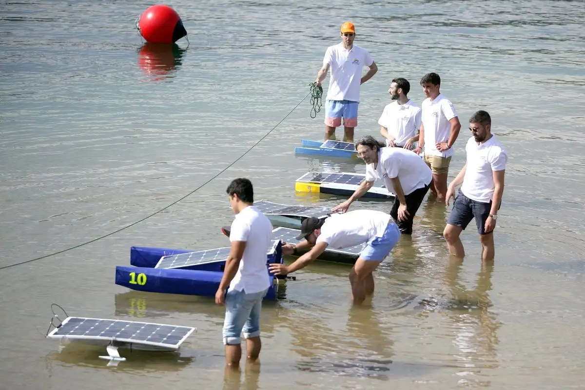 Los requisitos de las embarcaciones se rigen por unas normas comunes a todos los participantes elaboradas por Marine Instruments y que contemplan que la única energía utilizada será exclusivamente la energía solar generada por el panel oficial de 100 W durante el tiempo de competición, no pudiendo utilizar acumuladores eléctricos y con una correcta y visible identificación de cada una de ellas... tanto el panel como las baterías auxiliares entregados por Marine Instruments serán los únicos materiales válidos (Foto Juan Caballero)