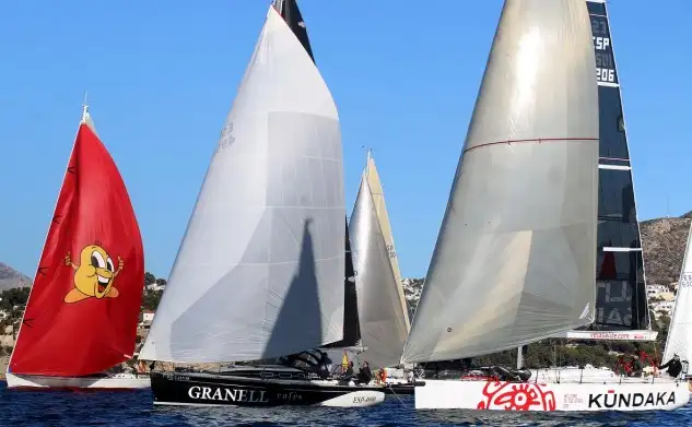 La largada de la flota para los 22 barcos desde el náutico Moraira ha sido puntual, con un viento de 7 nudos del 320º... el primer paso obligado será en la isla de Tabarca, se prevé que en la tarde-noche de hoy la flota alcance la isla... tras ella se dirigirán a aguas ibicencas, pasando por el islote de Venadrell, después Columbretes, Peña del Moro y Moraira, por lo que se esperan a las primeras unidades en la tarde-noche del viernes (Foto Pep Portas)