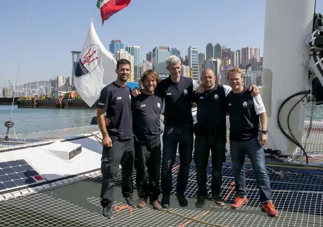 El “Maserati”, en el que navega Alex Pella, acaba de salir desde Hong Kong, para intentar batir el récord de la Ruta del Té