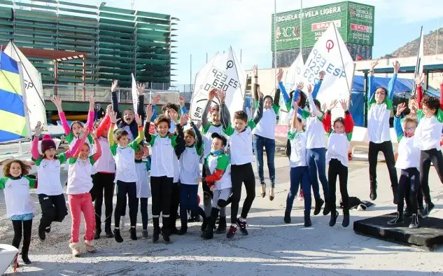 El acuerdo de colaboración ha sido firmado hoy en el RCR de Cartagena, en el que también se ha procedido a la botadura del nuevo barco escuela de la FVRM, un Cyclone, con el objetivo de promocionar la vela de base y las escuelas de vela en la Región de Murcia