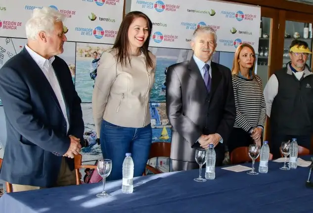 De izqda. a dcha. Arturo García, presidente de la FVRM;Laura Coll, Directora de Terra Bus; Alonso Gómez, Director General de Deportes de la Región de Murcia; Ana López, Directora General de Terra Fecundis; Laura Coll, Directora de Terra Bus; Humberto Martínez, Vocal de Vela del RCR Cartagena. ©FVRM – Pep Portas