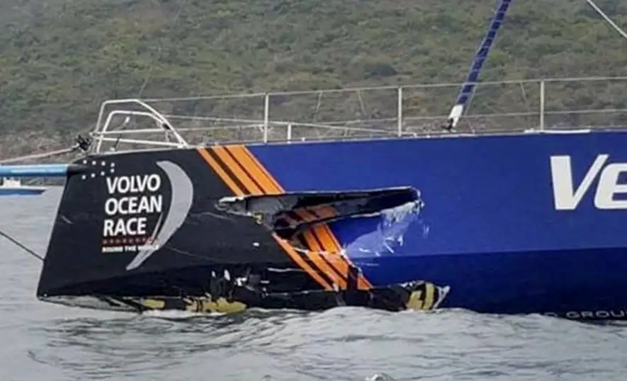 Phil Lawrence, Director de Regata de la Volvo Ocean Race, actualiza la información sobre la colisión entre el Vestas 11th Hour Racing y un barco durante la noche del viernes (Foto David Nightingale)