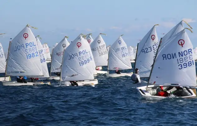 Segunda jornada con unas mejores condiciones de viento, aunque muy inestable y rolón pero que ha permitido completar tres de las tres pruebas prevista... el podio provisional está compuesto por el italiano y vigente campeón del mundo, el Marco Gradoni y español Yago Barca