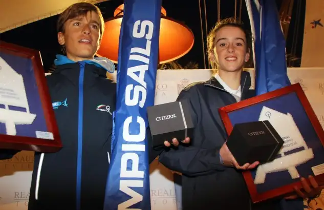 El italiano Marco Gradoni, derecha, y María Perelló, irzquierda, en el podio y regata en el Trofeo Euromarina (Foto Pep Portas)