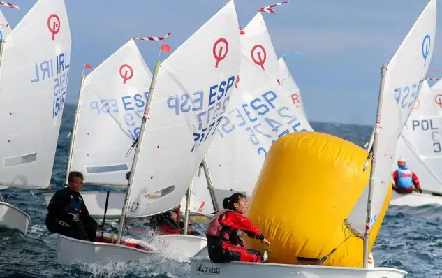 El tinerfeño David Santa Creu se hace con la Optimist Excellence Cup, completándose el podio con el portugués Guilherme Cavaco y el gallego Yago Barca (Foto Pep Portas)